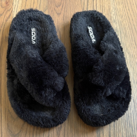 Soda Shoes - Soda Black Faux-Fur Crisscross Slide Slippers